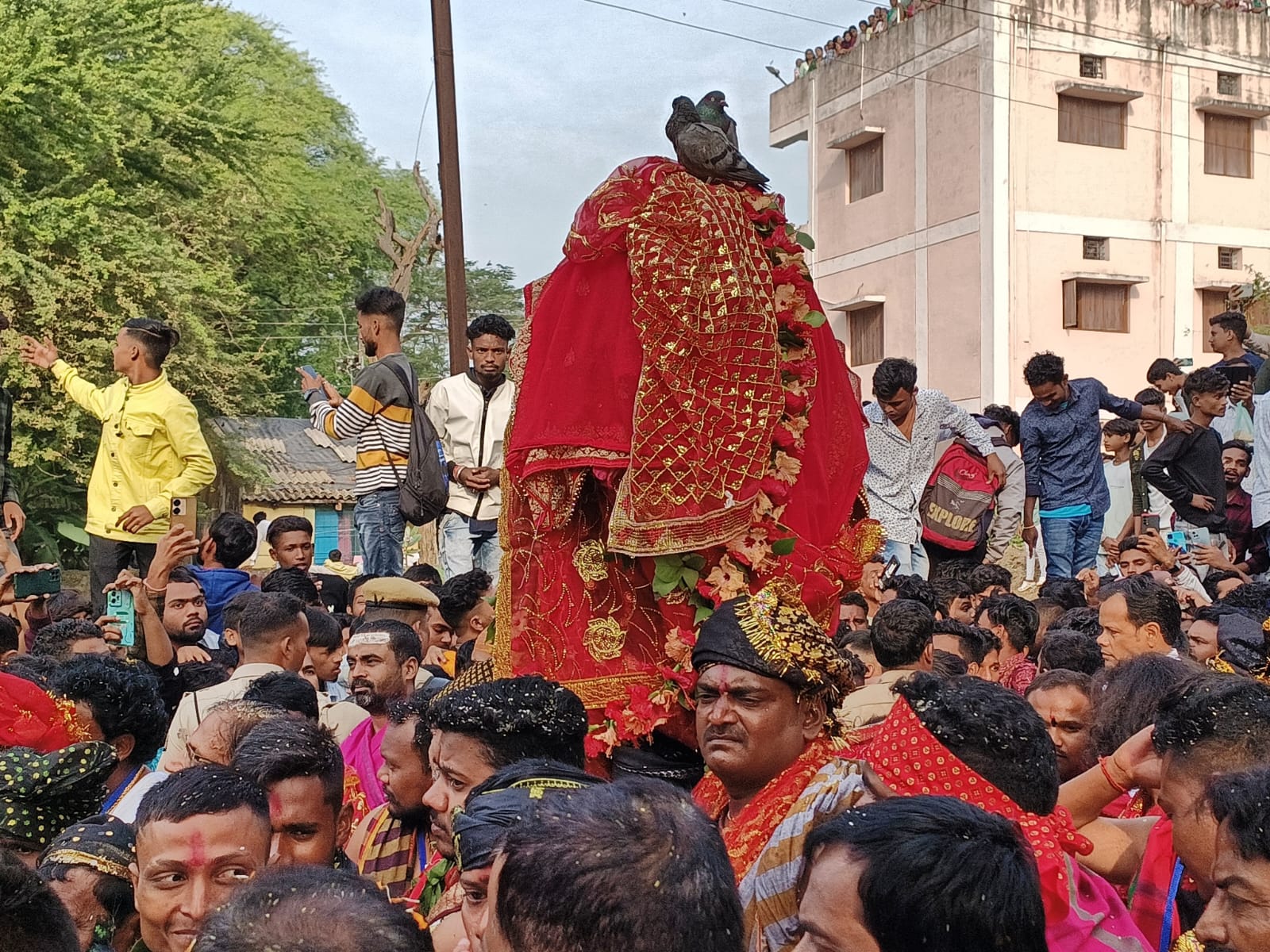 ବିଶ୍ୱ ପ୍ରସିଦ୍ଧ ଛତର ଯାତ୍ରାରେ ଲକ୍ଷାଧିକ ଭକ୍ତଙ୍କ ସମାଗମ,ମାନସିକଧାରୀଙ୍କ ବଳିରେ ରକ୍ତ ରଞ୍ଜିତ ହେଲା ରାଜ ପଥ