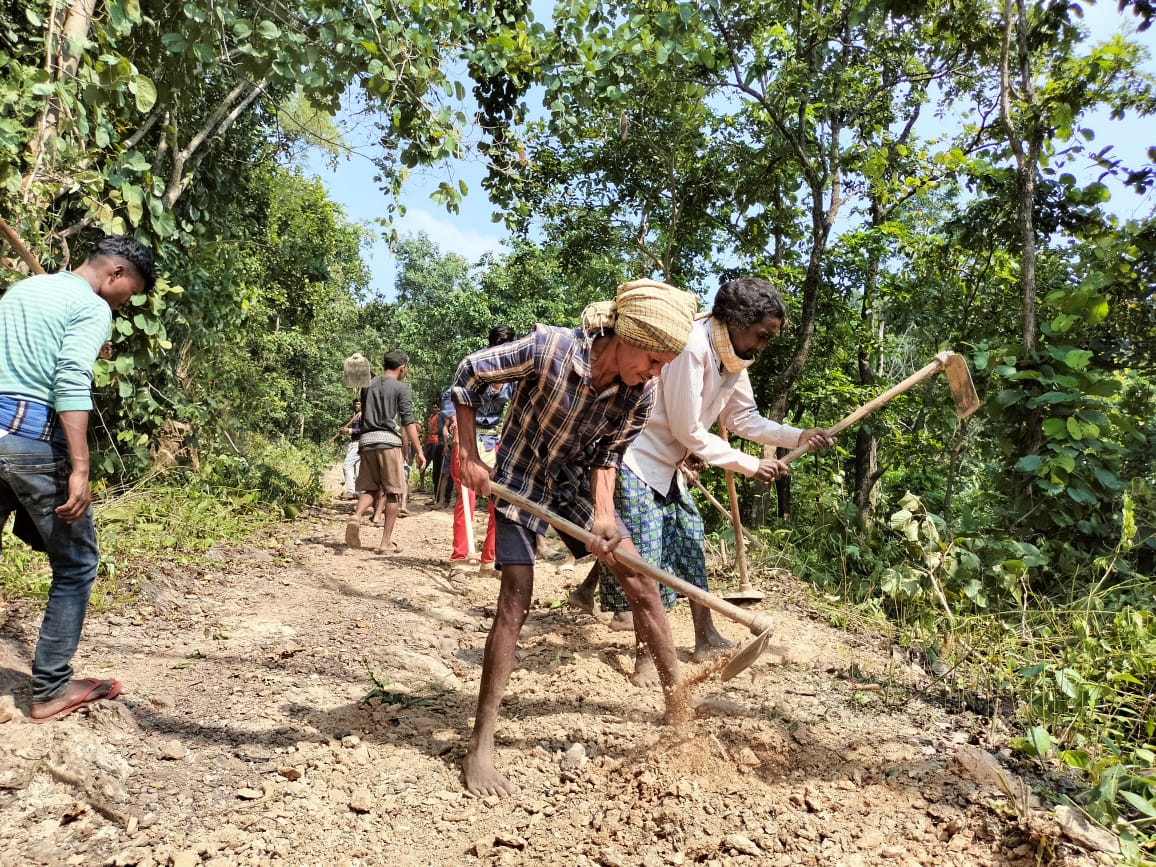 ଉପାନ୍ତ ଅଞ୍ଚଳ ରେ ରାସ୍ତା ମରାମତି ପାଇଁ ଅଣ୍ଟା ଭିଡ଼ିଲେ ୫ ଗାଁ ର ବନବାସୀ