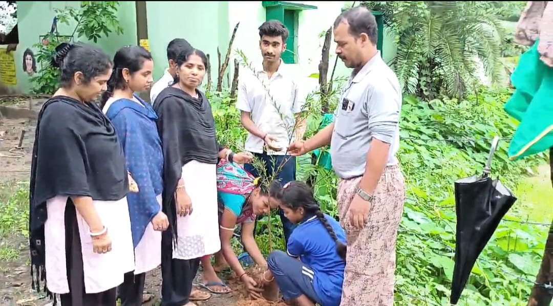 ଶିକ୍ଷା ସପ୍ତାହରେ ଆପନମାଳା ସ୍କୁଲରେ ମାଆ ପାଇଁ ଗଛଟିଏ