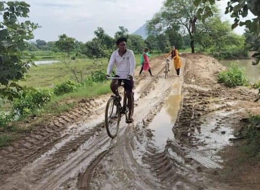 ବର୍ଷାରେ ବେହାଲ୍ ହୋଇପଡୁଛି ରାସ୍ତା ,ଡବଲ ଇଞ୍ଜିନ ସରକାର ଉପରେ ଭରସା